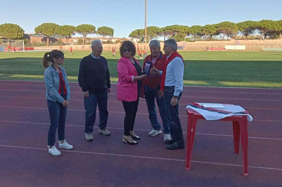 Porto Torres, commozione allo stadio: in ricordo di Piero Demuro una targa alla moglie