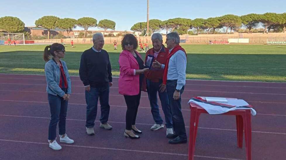 Porto Torres, commozione allo stadio: in ricordo di Piero Demuro una targa alla moglie