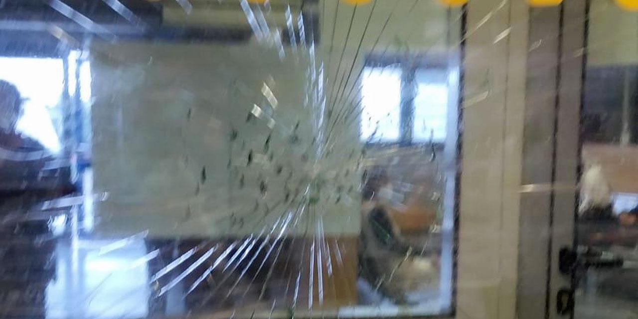 Spacca il vetro del pronto soccorso mentre aspetta di essere visitato