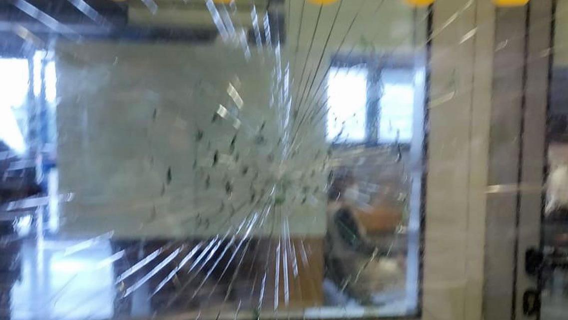 Spacca il vetro del pronto soccorso mentre aspetta di essere visitato