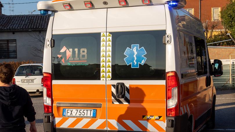 Finisce sotto la motozappa, il cognato corre a salvarlo
