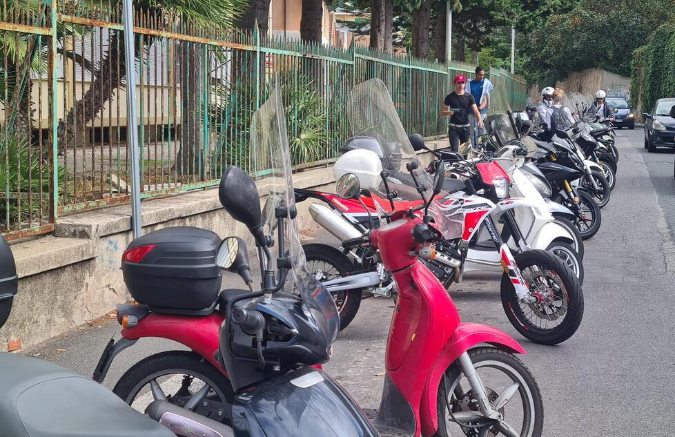 Scooter in via Galilei, è caos sosta. «Qui in cinquemila tra prof e studenti, serve la soluzione» 