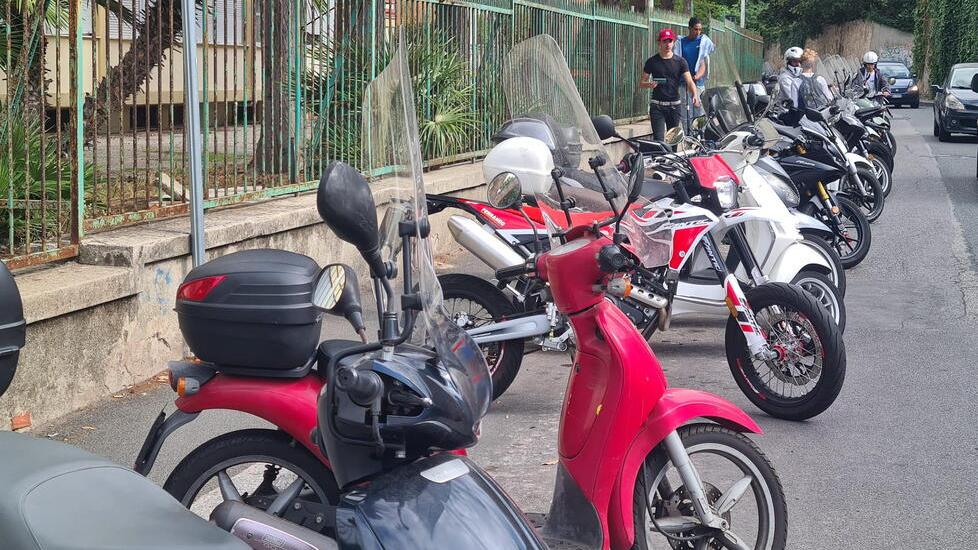 Scooter in via Galilei, è caos sosta. «Qui in cinquemila tra prof e studenti, serve la soluzione»
