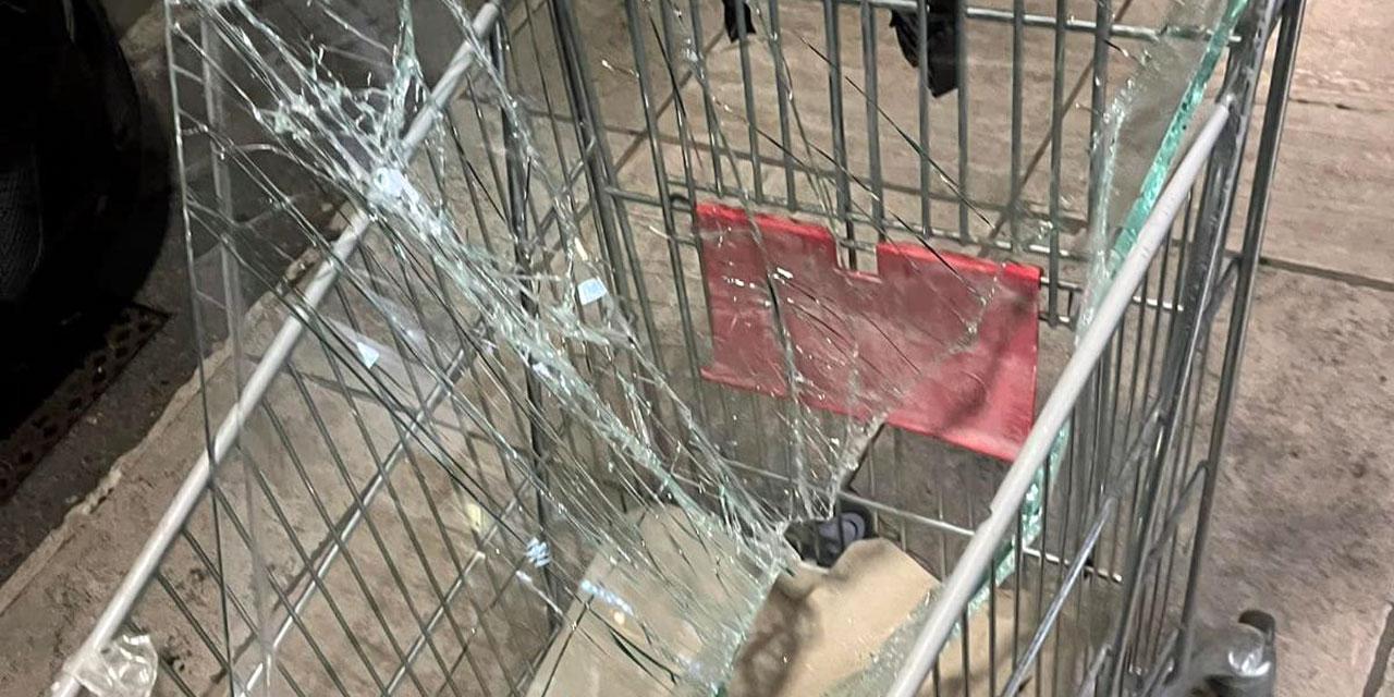 Pisa, sfondano il bar per pochi spiccioli. Titolare disperato:«Sesto furto nel giro di un anno»