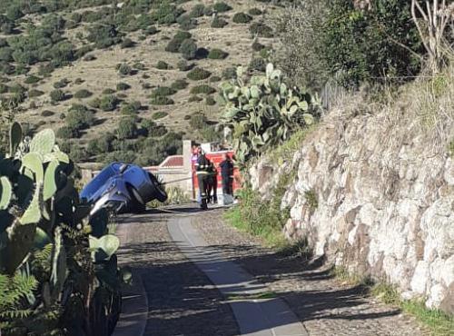 Bosa, turisti sbagliano strada forse a causa del navigatore e finiscono in bilico su un filare di fichi d’India: salvati dai vigili del fuoco