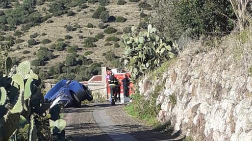 Bosa, turisti sbagliano strada forse a causa del navigatore e finiscono in bilico su un filare di fichi d’India: salvati dai vigili del fuoco