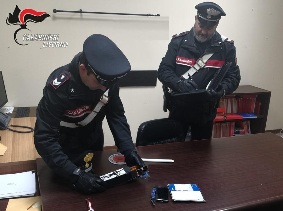 Via Grande, ruba i profumi da Douglas e fugge: individuato e denunciato dai carabinieri