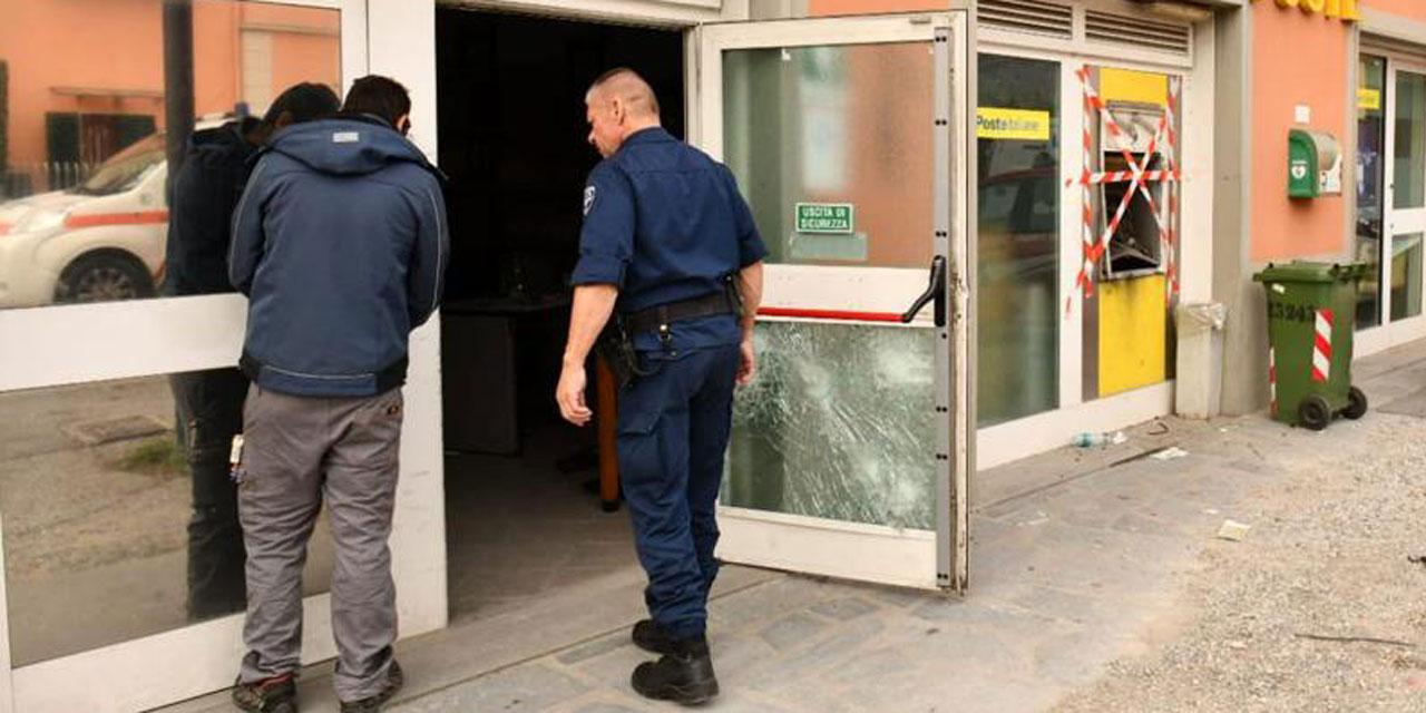 Colpo da 90mila euro al bancomat, fumogeni per seminare la polizia
