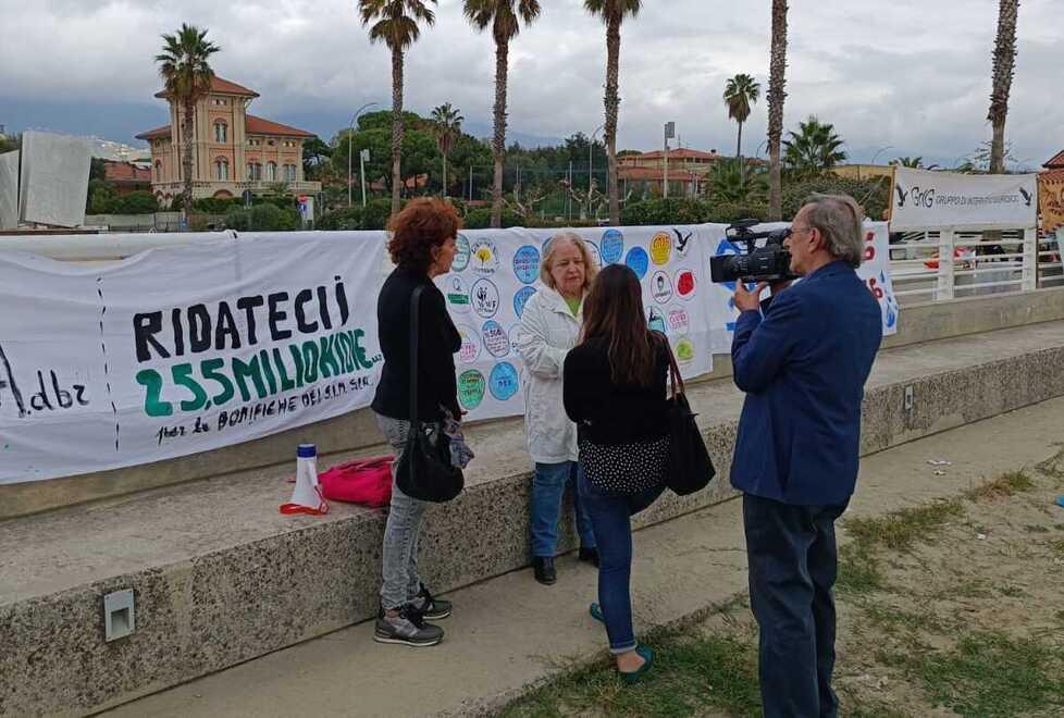 Bonifiche e acqua pubblica, flash mob ambientalista