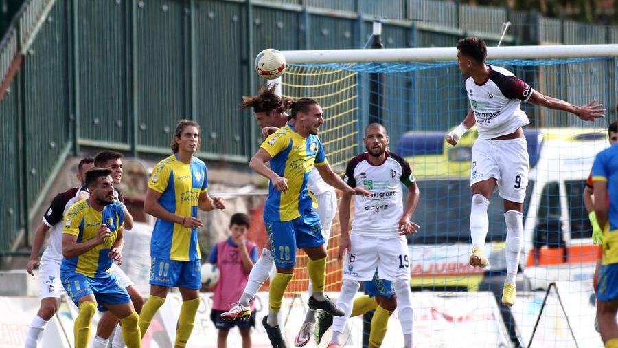 La Carrarese soffre ma batte il Pontedera