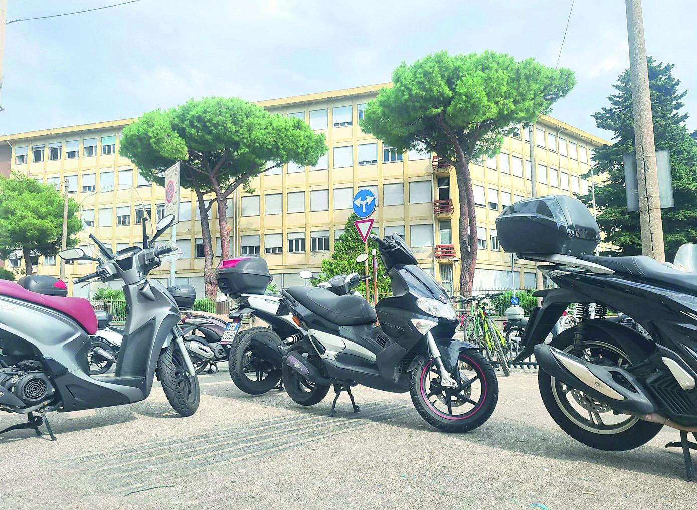 Caos scooter in via Galilei. Ecco le tre alternative per risolvere la situazione 
