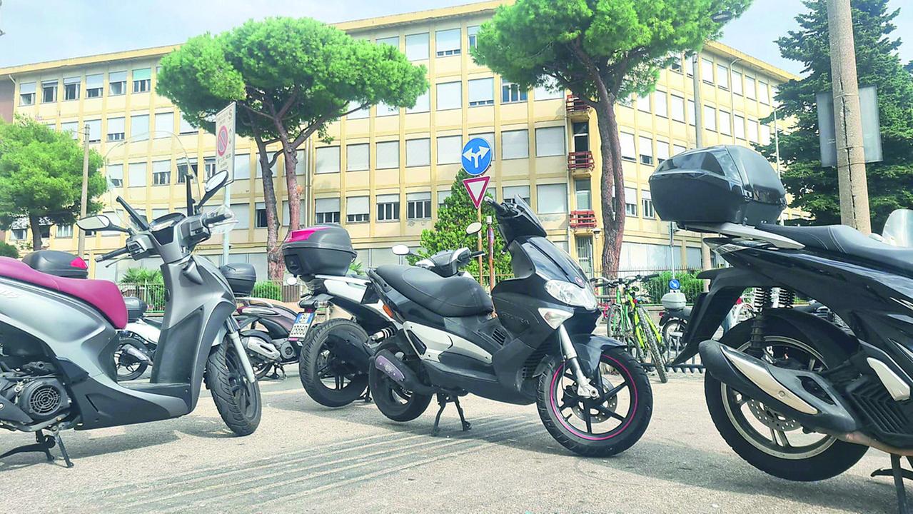 Caos scooter in via Galilei. Ecco le tre alternative per risolvere la situazione