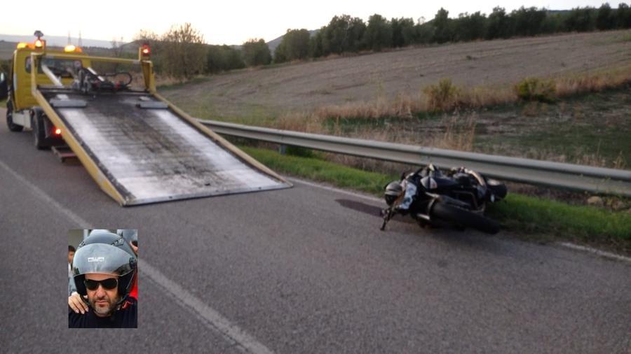 
	La moto incidentata e, nel riquadro, la vittima Ivan Spanu

