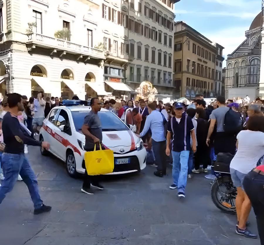 Auto dei vigili carambola sulla manifestazione in piazza Duomo a Firenze: nove feriti di cui due bambini – Video