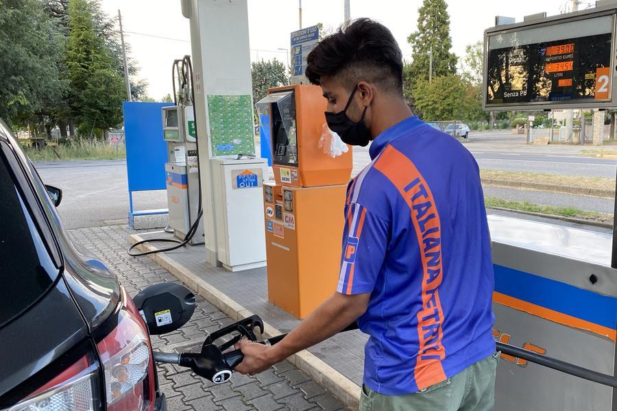 Ferrara, gasolio alle stelle: «Le nostre tasche sempre più vuote»