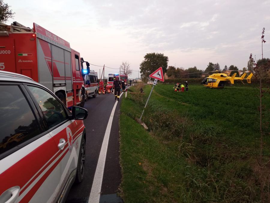 Volano fuori strada con l’auto, ferite tre persone
