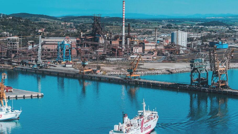 Le rassicurazioni di Snam: «Il rigassificatore non interferirà col porto»