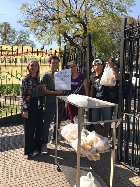 
	Eduardo Gonzales Serra&nbsp;in Argentina dopo l'acquisto del pane: nel cartello il ringraziamento all'avvocato Satta

