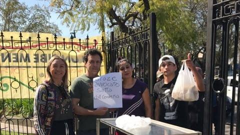 Eduardo Gonzales Serra in Argentina dopo l'acquisto del pane: nel cartello il ringraziamento all'avvocato Satta