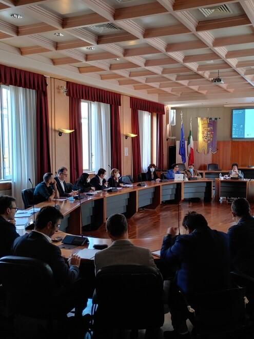 Caro bollette a Modena, Prefettura in campo «Stop ai distacchi delle utenze»