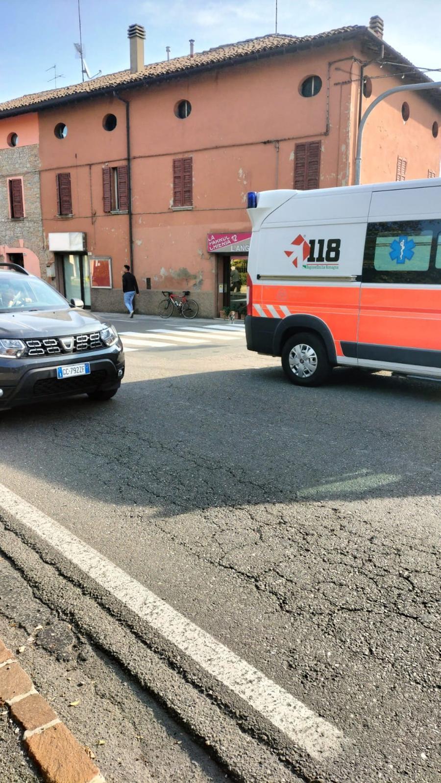 Marano Ciclista cade in centro e resta ferito