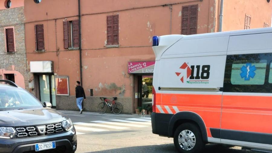 Marano Ciclista cade in centro e resta ferito
