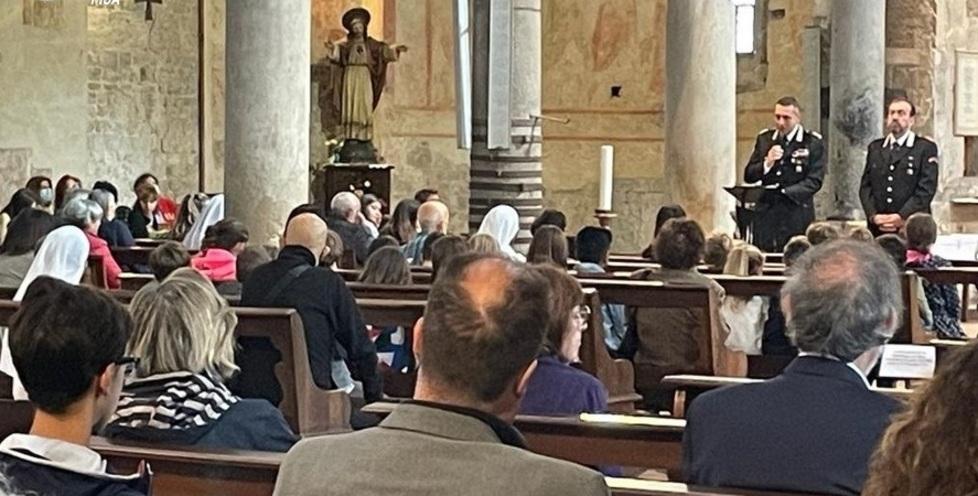 «Non aprite la porta agli sconosciuti»: i carabinieri nelle chiese per le lezioni anti truffatori