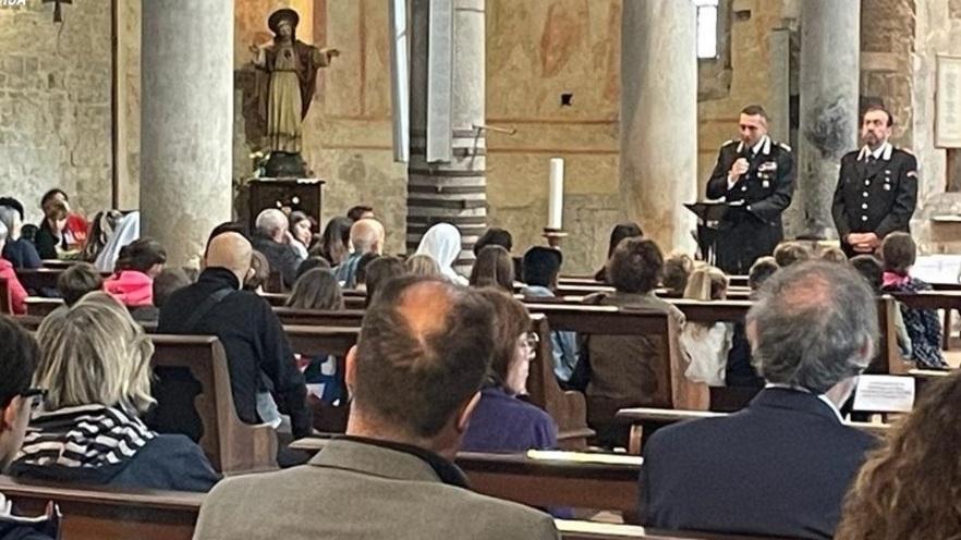 «Non aprite la porta agli sconosciuti»: i carabinieri nelle chiese per le lezioni anti truffatori