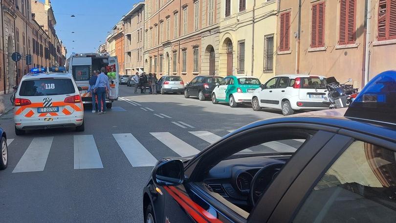 Ferrara, donna investita da un’auto: è grave