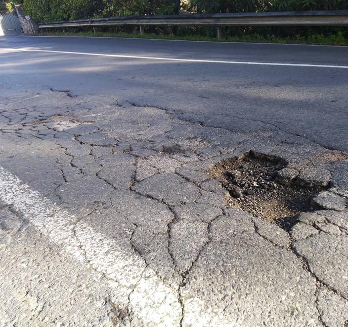 Strade provinciali piene di buche «Un pericolo per gli scooteristi»