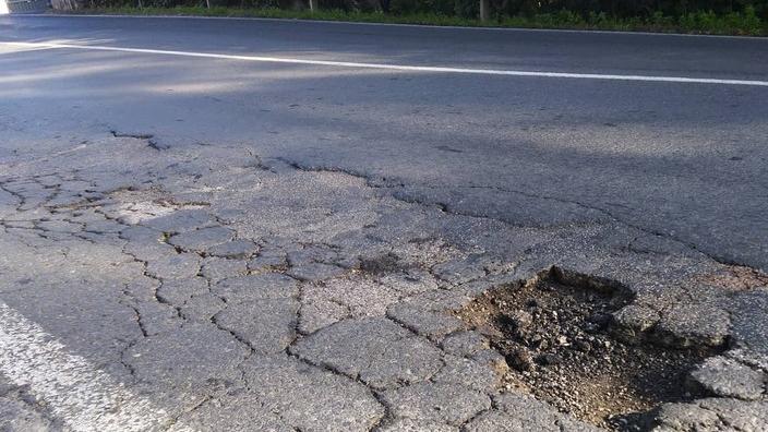Strade provinciali piene di buche «Un pericolo per gli scooteristi»