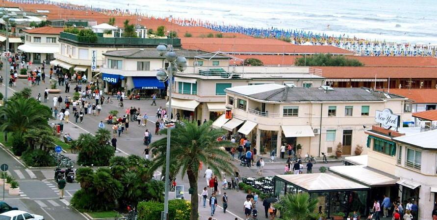 Caro energia, a Viareggio fotovoltaico sui tetti dei bagni per abbattere le bollette