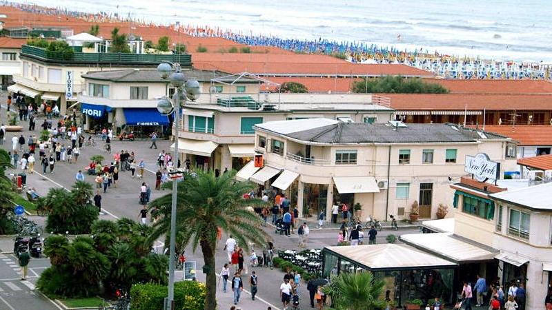 Caro energia, a Viareggio fotovoltaico sui tetti dei bagni per abbattere le bollette
