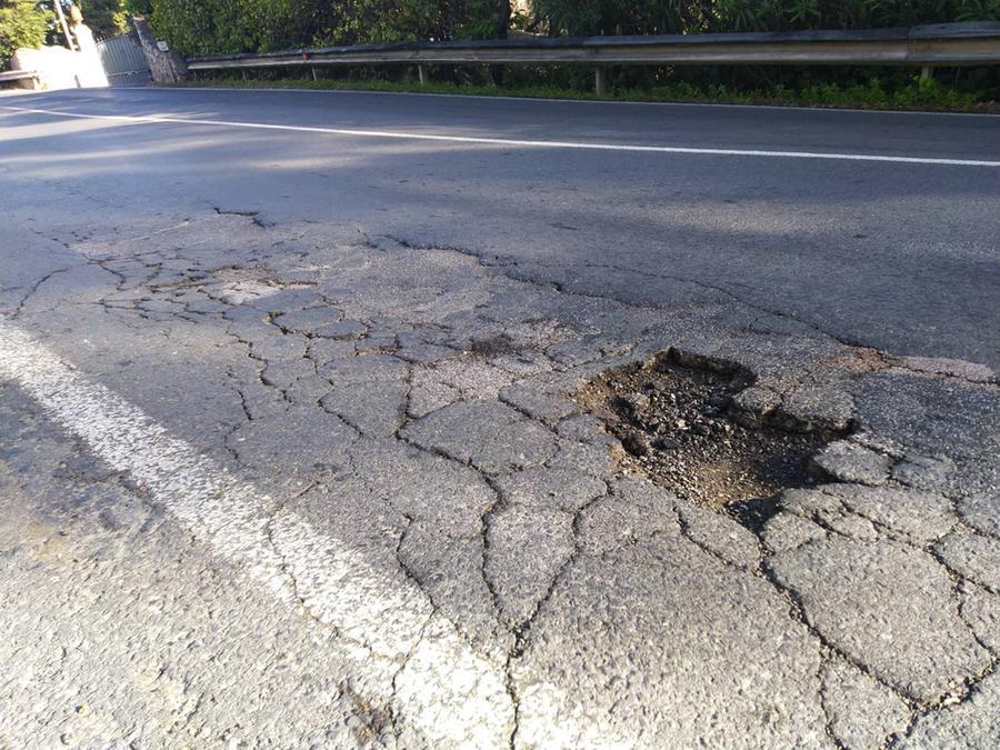 Strade provinciali piene di buche: «Un pericolo per gli scooteristi