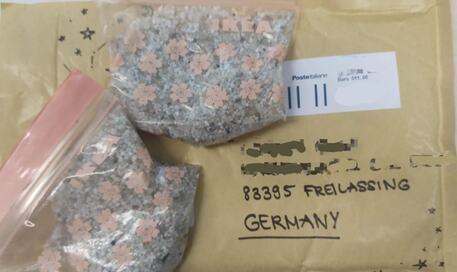Ruba sabbia dall’isola e la invia in Germania: plico di una turista bloccato da dipendente delle Poste