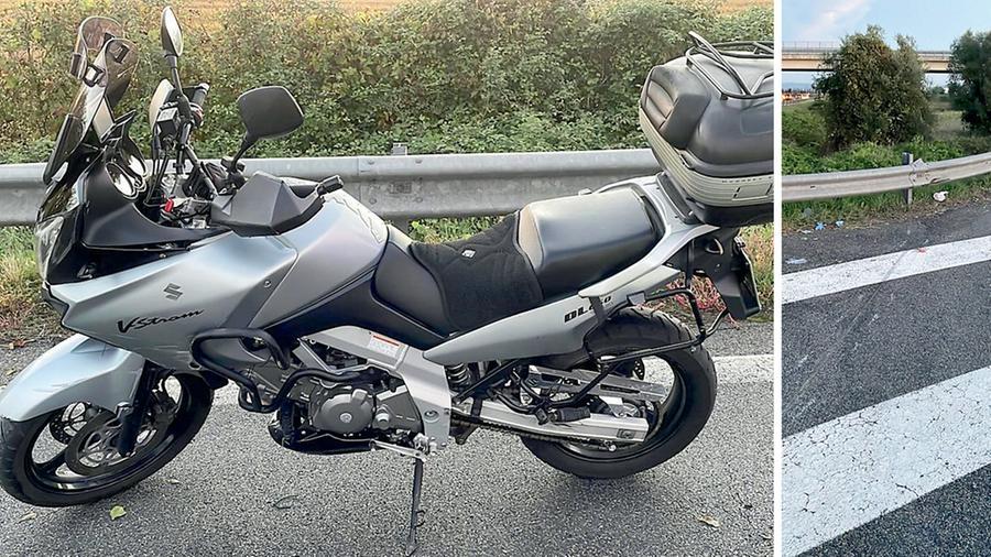 
	La Suzuki V Storm su cui viaggiava il ferito e le tracce di frenata rimaste sull&rsquo;asfalto davanti al punto di impatto

