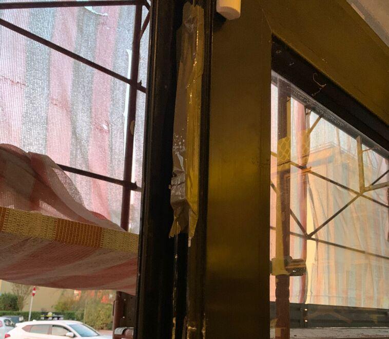 Ladri in negozio due volte in due mesi: «Adesso dovremo riparare i danni»