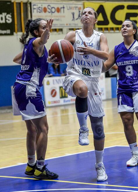 Pielle Unicusano detta legge, Baloncesto alza biandiera bianca 