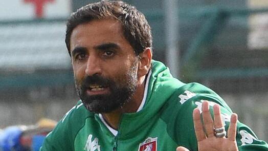 Mister Liguori applaude i suoi ragazzi