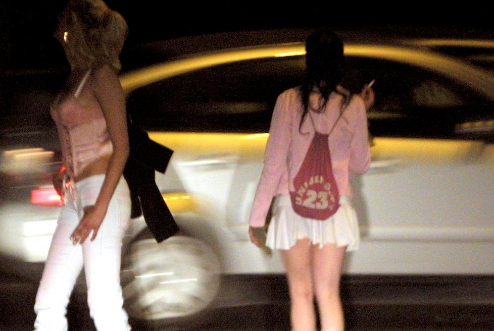 Scippa una prostituta e scappa la polizia lo ferma per strada