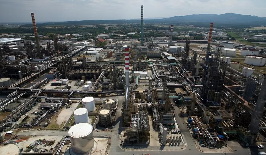 Eni annuncia: «Allo studio la terza bioraffineria nell'impianto di Stagno» 