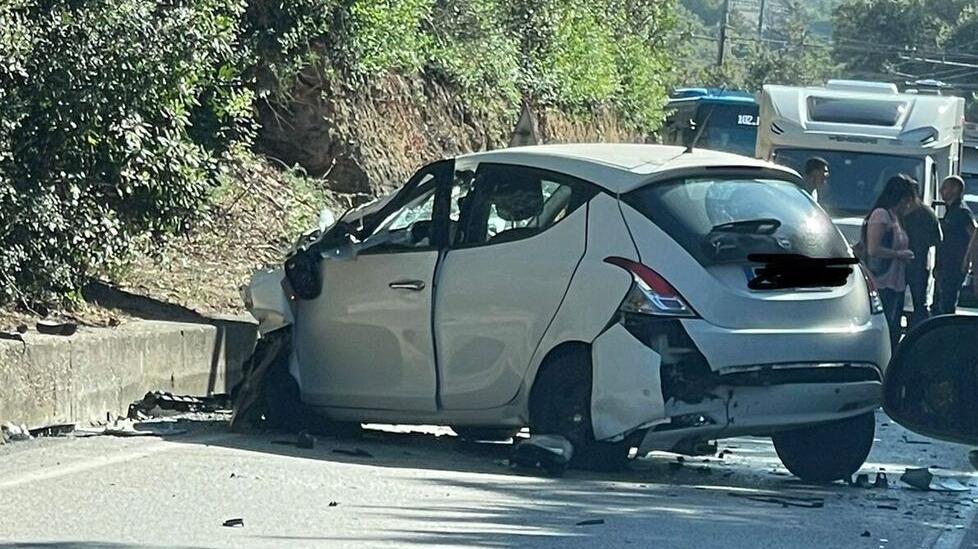 Scontro tra auto e tir sul Romito: ferita una donna di 42 anni