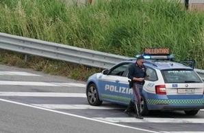 Sbarra finisce sulla strada, in Fi-Pi-Li almeno venti auto con i copertoni bucati