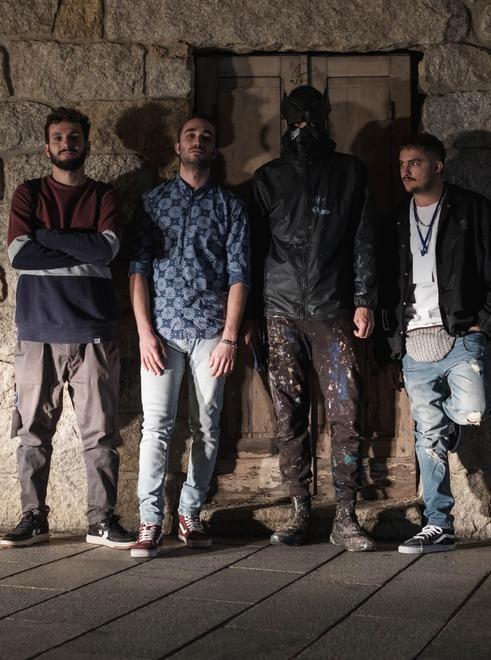 Manu Invisible tra i musicisti Nanni Gaias, Giuseppe Spanu e Angus Bit