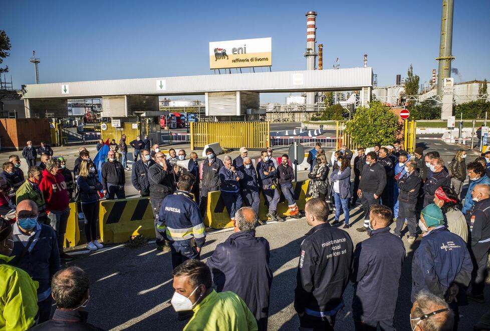 Lavoratori davanti all'Eni (foto d'archivio)