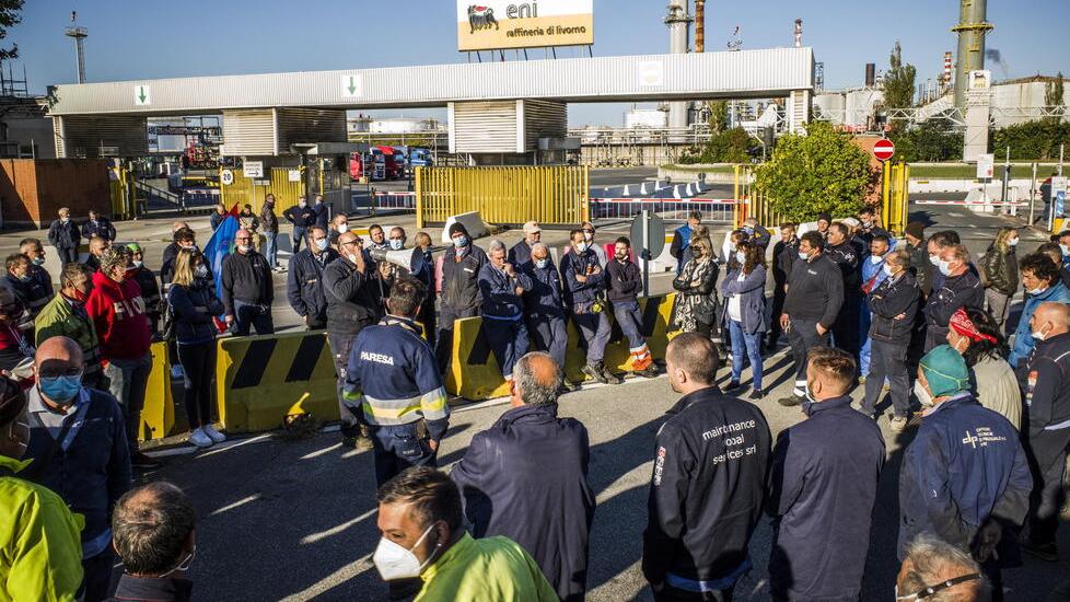 Lavoratori davanti all'Eni (foto d'archivio)