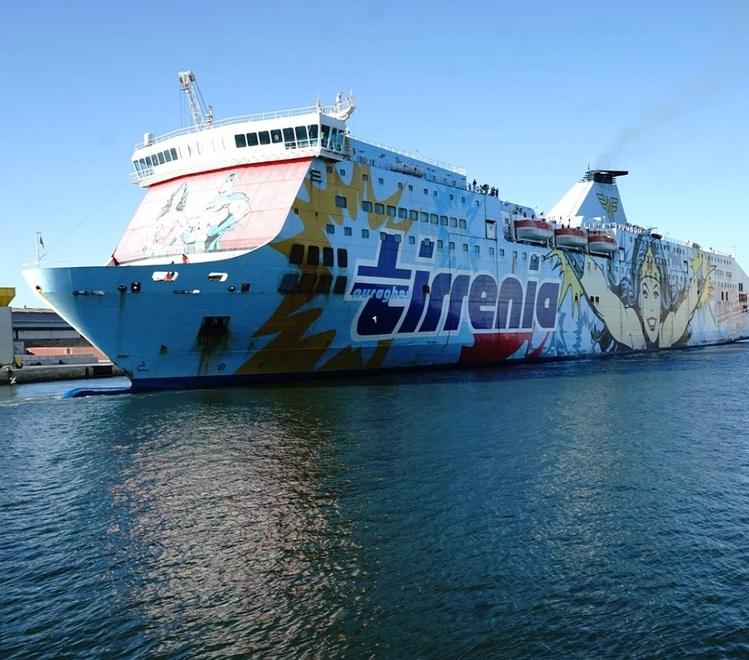 Il traghetto Moby Aki ormeggiato all’interno del Porto Mediceo a Livorno