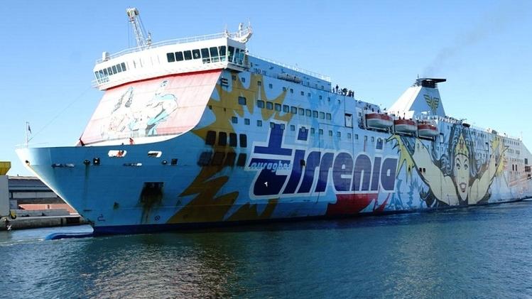 Il traghetto Moby Aki ormeggiato all’interno del Porto Mediceo a Livorno