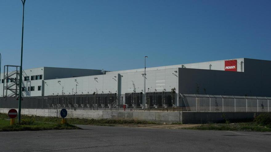 Il magazzino che è in fase di costruzione lungo la strada Bientinese nella zona industriale a Cascine di Buti (foto Franco Silvi)