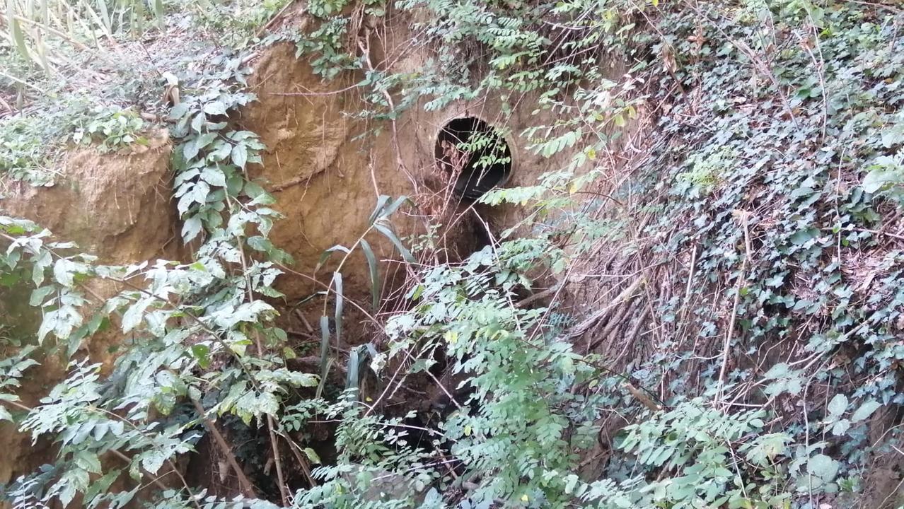 La perdita d’acqua segnalata dai residenti e che continua ininterrotta dall’anno scorso